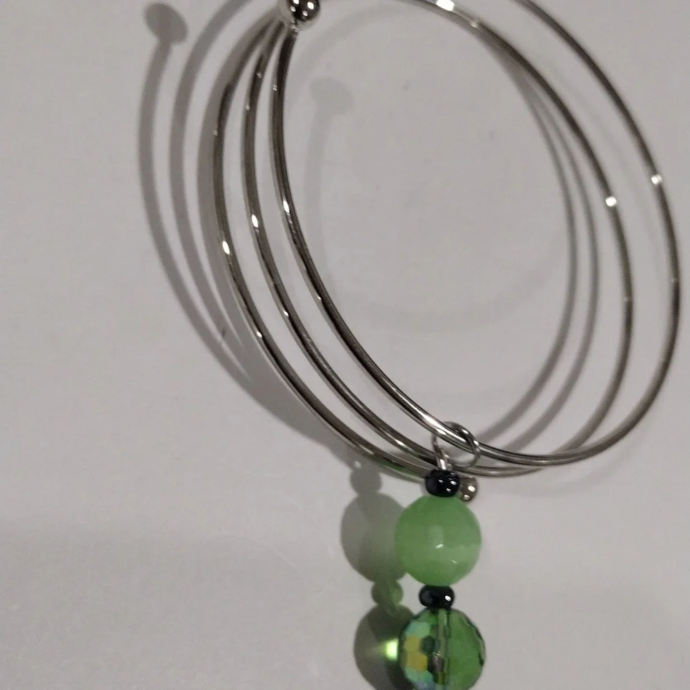 Silver-tone Wire Bangle Bracelet with Green Beaded Charm – Elegant Women Jewelry